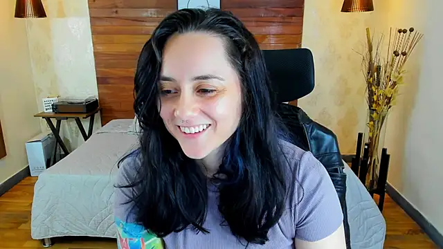 Snapshot of KatherineBond chatting on March 19, 2025, 1:32 am KatherineBond online show from March 19, 2025, 1:32 am