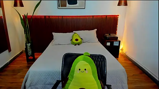 Snapshot of KatherineBond chatting on September 19, 2025, 7:18 pm KatherineBond online show from September 19, 2025, 7:18 pm