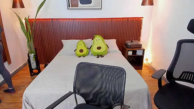 Snapshot of KatherineBond chatting on September 11, 2025, 7:47 pm KatherineBond online show from September 11, 2025, 7:47 pm