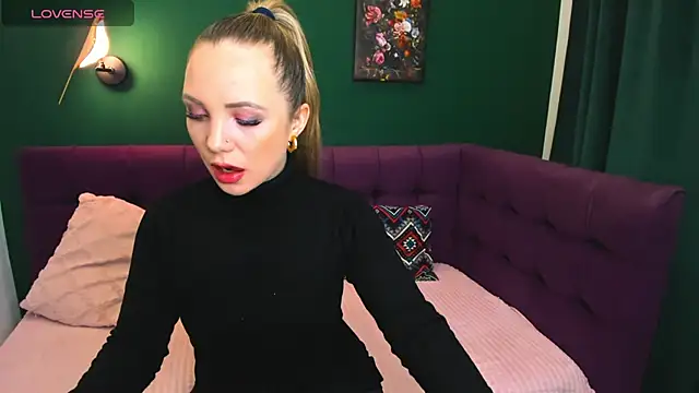 EvaMoran online show from November 11, 2025, 2:17 am