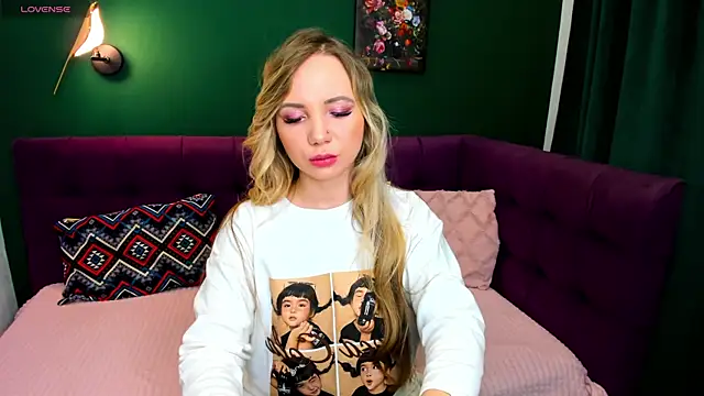 EvaMoran online show from November 10, 2025, 1:43 am