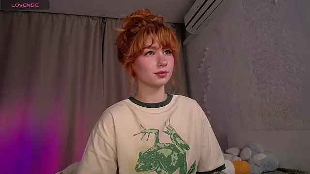 Snapshot of Evaa_Moonn_ chatting on November 19, 2025, 12:32 am Evaa Moonn online show from November 19, 2025, 12:32 am