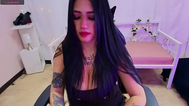 chica Hetfield online show from December 4, 2024, 2:42 pm