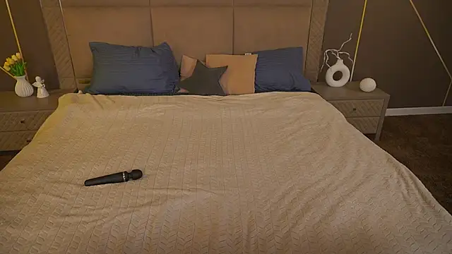 SusieWood online show from September 28, 2025, 7:54 pm