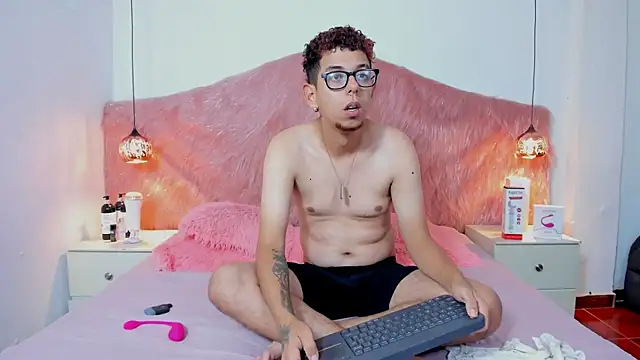 Snapshot of Derek_and_Skarlet chatting on October 27, 2025, 7:04 pm Derek and Skarlet online show from October 27, 2025, 7:04 pm