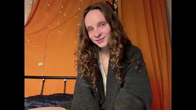 Snapshot of MikkyMoony chatting on October 2, 2025, 7:28 pm MikkyMoony online show from October 2, 2025, 7:28 pm