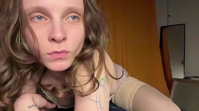 Snapshot of MikkyMoony chatting on October 26, 2025, 7:03 pm MikkyMoony online show from October 26, 2025, 7:03 pm