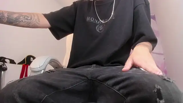 Snapshot of FrannBoy chatting on February 19, 2026, 9:23 pm FrannBoy online show from February 19, 2026, 9:23 pm