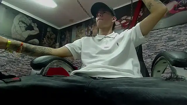 Snapshot of FrannBoy chatting on March 19, 2025, 11:25 pm FrannBoy online show from March 19, 2025, 11:25 pm