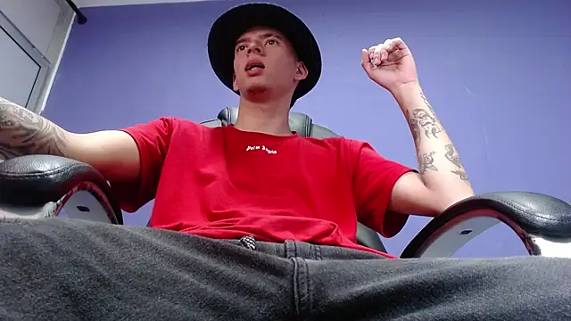 Snapshot of FrannBoy chatting on March 5, 2025, 3:29 am FrannBoy online show from March 5, 2025, 3:29 am