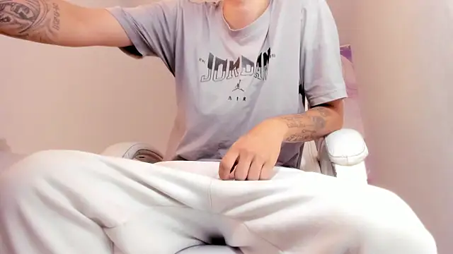 Snapshot of FrannBoy chatting on February 25, 2026, 3:51 am FrannBoy online show from February 25, 2026, 3:51 am