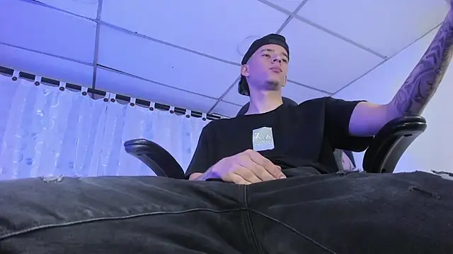 Snapshot of FrannBoy chatting on March 7, 2025, 1:53 am FrannBoy online show from March 7, 2025, 1:53 am