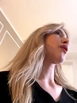 SerenaBennet online show from November 28, 2025, 11:27 pm