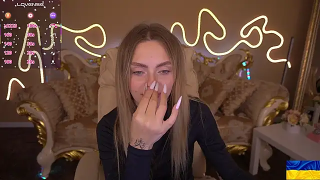 Snapshot of ChloeBrightt chatting on October 13, 2025, 8:21 pm ChloeBrightt online show from October 13, 2025, 8:21 pm