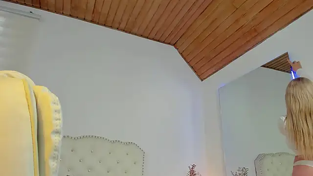 AtheneaRossi online show from October 1, 2025, 7:07 pm