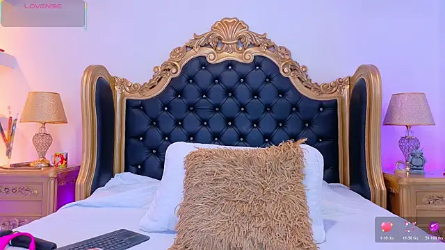 Snapshot of AdelinaVans chatting on November 5, 2025, 11:24 am AdelinaVans online show from November 5, 2025, 11:24 am