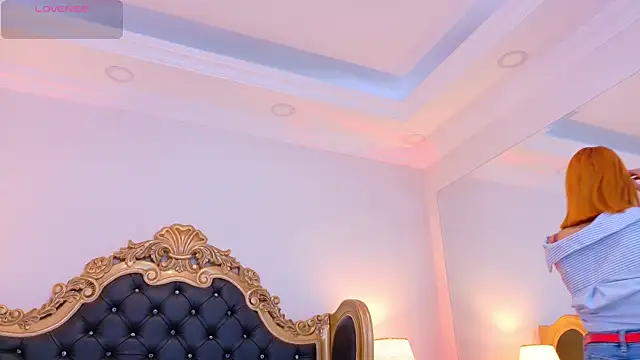 AdelinaVans online show from December 18, 2025, 11:25 am