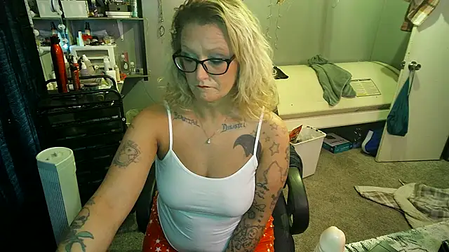Lisalovely6981 online show from February 21, 2025, 1:00 pm