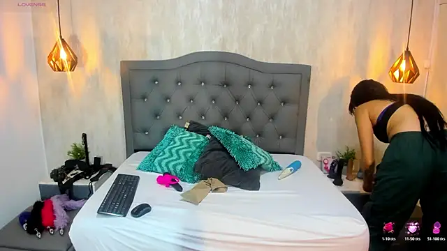 ana parker online show from April 16, 2026, 7:03 pm