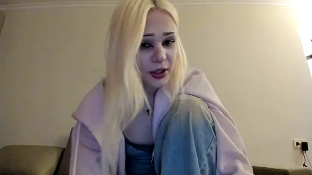 sashakiss99 online show from April 19, 2026, 7:38 pm