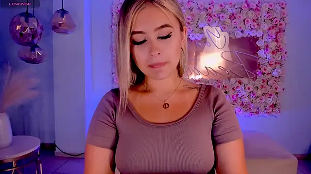 AnnaBrooks1 online show from March 5, 2025, 8:00 pm