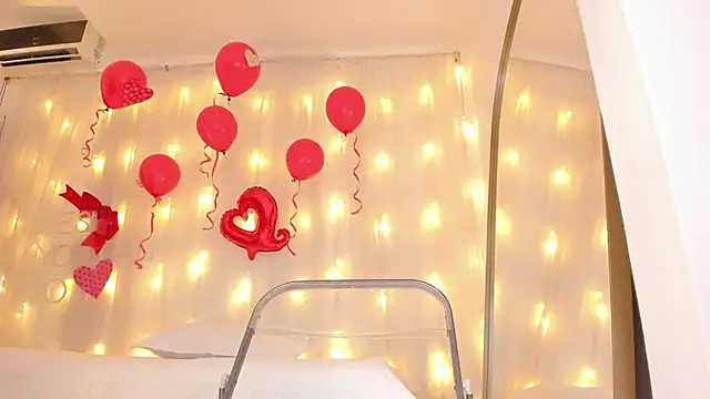 Petite Lucie online show from February 13, 2025, 10:11 pm