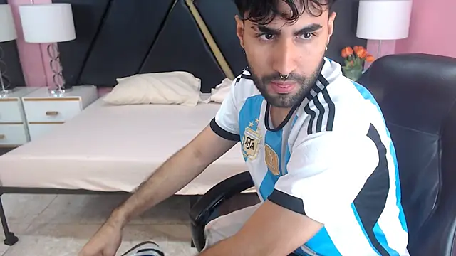 Snapshot of MilanZaire chatting on October 14, 2025, 11:58 pm MilanZaire online show from October 14, 2025, 11:58 pm