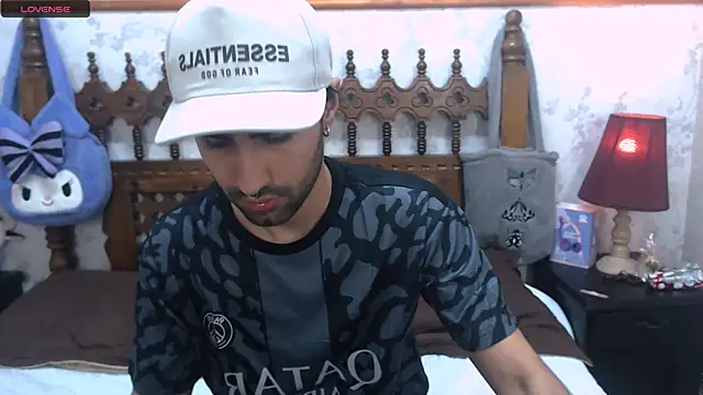 Snapshot of MilanZaire chatting on February 28, 2025, 12:54 am MilanZaire online show from February 28, 2025, 12:54 am