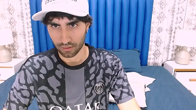 Snapshot of MilanZaire chatting on March 21, 2025, 1:24 am MilanZaire online show from March 21, 2025, 1:24 am