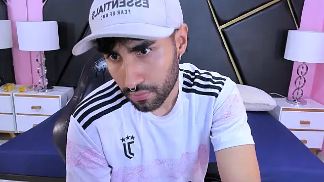 Snapshot of MilanZaire chatting on November 5, 2025, 1:52 am MilanZaire online show from November 5, 2025, 1:52 am