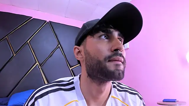 Snapshot of MilanZaire chatting on November 15, 2025, 12:58 am MilanZaire online show from November 15, 2025, 12:58 am