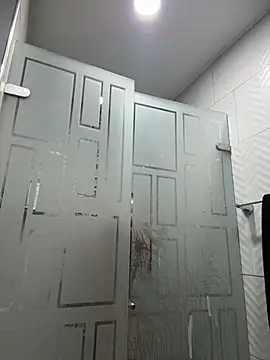 Snapshot of SaraParisi chatting on October 27, 2025, 10:22 pm SaraParisi online show from October 27, 2025, 10:22 pm