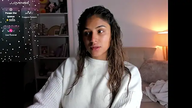 Snapshot of SaraParisi chatting on October 20, 2025, 10:43 pm SaraParisi online show from October 20, 2025, 10:43 pm