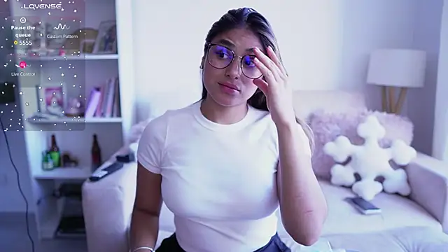 Snapshot of SaraParisi chatting on October 21, 2025, 10:31 pm SaraParisi online show from October 21, 2025, 10:31 pm