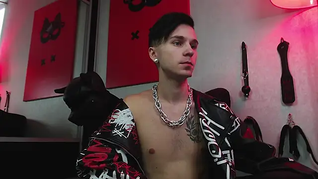 Joseph  Quinn online show from February 3, 2025, 11:09 am