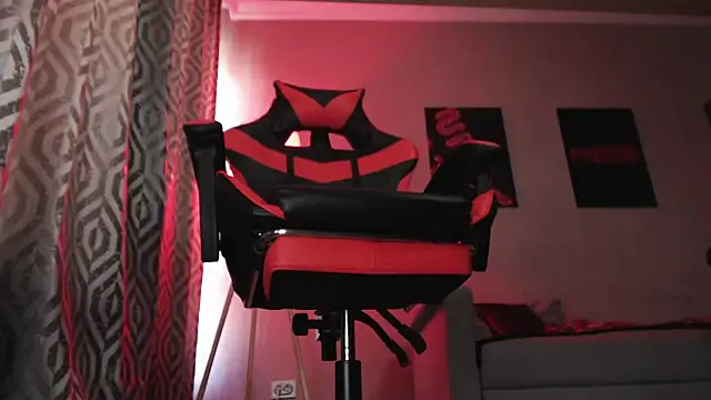 Joseph  Quinn online show from October 31, 2025, 5:04 am