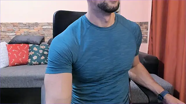 HotHunkTrainer online show from February 3, 2025, 5:14 pm