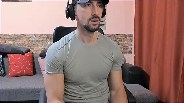 HotHunkTrainer online show from February 24, 2025, 9:21 am