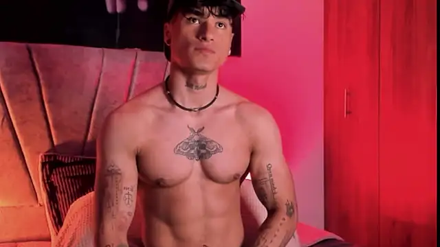 Snapshot of Thomas_Fit1 chatting on October 18, 2025, 12:34 am Thomas Fit1 online show from October 18, 2025, 12:34 am