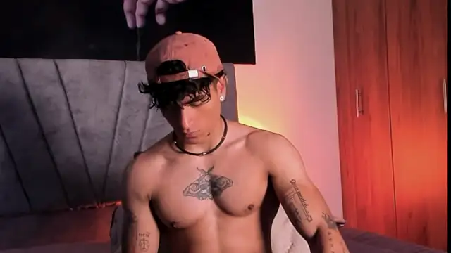 Snapshot of Thomas_Fit1 chatting on October 10, 2025, 12:44 am Thomas Fit1 online show from October 10, 2025, 12:44 am