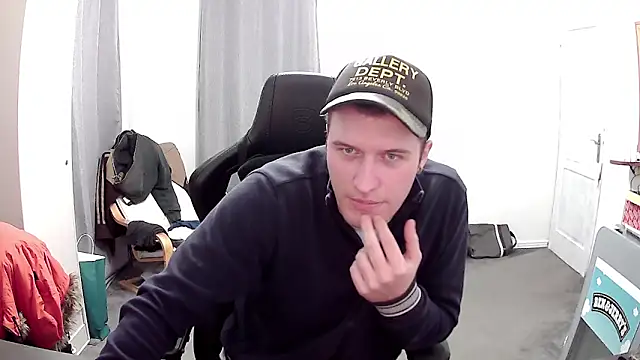 PKrisztian online show from April 13, 2026, 11:53 pm