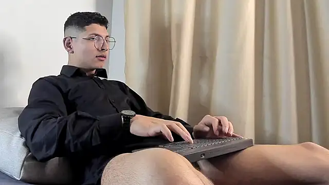 Snapshot of a_lejandro_0_8 chatting on January 30, 2025, 6:24 am a lejandro 0 8 online show from January 30, 2025, 6:24 am