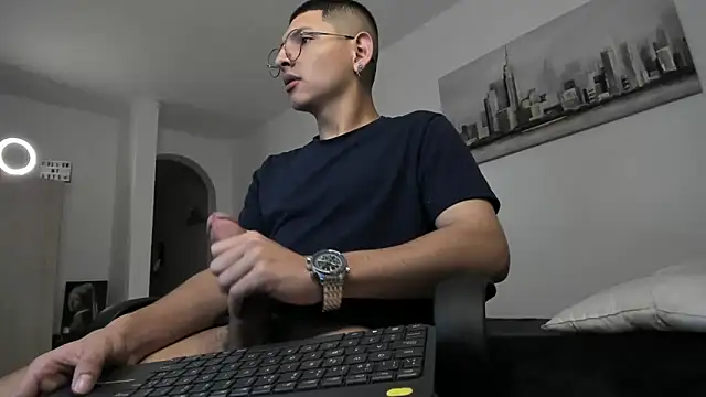 Snapshot of a_lejandro_0_8 chatting on March 14, 2025, 5:59 am a lejandro 0 8 online show from March 14, 2025, 5:59 am