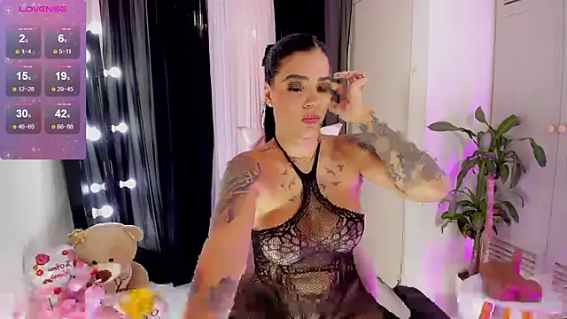 Snapshot of EmmaRusellx chatting on October 4, 2025, 8:32 pm EmmaRusellx online show from October 4, 2025, 8:32 pm