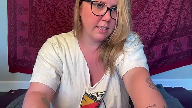 GlitterKitty108 online show from May 28, 2026, 9:54 pm