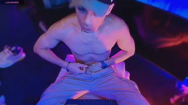 sexyboycolombi4 online show from December 1, 2025, 7:53 am