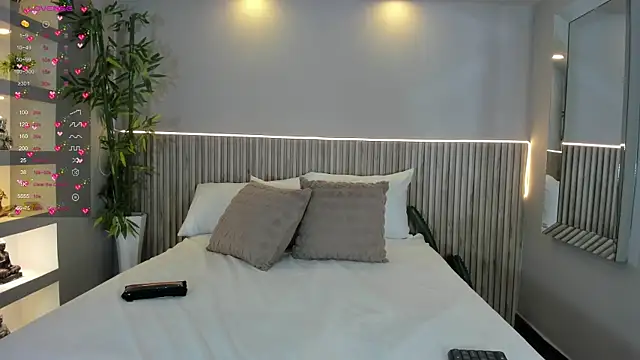 Snapshot of EmmilyCollson chatting on October 24, 2025, 5:01 pm EmmilyCollson online show from October 24, 2025, 5:01 pm