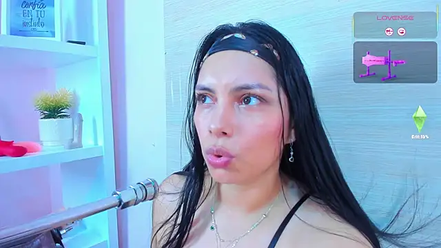 Snapshot of evelinn_belen chatting on September 18, 2025, 12:30 pm evelinn belen online show from September 18, 2025, 12:30 pm
