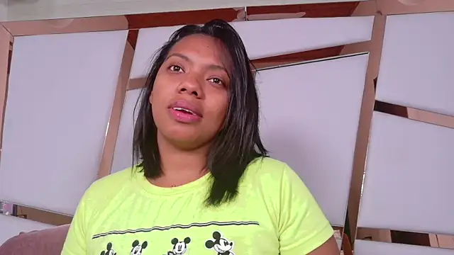 lia mariana online show from November 22, 2025, 1:21 pm