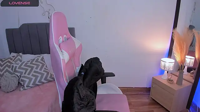 Amy joones online show from April 13, 2026, 11:14 am